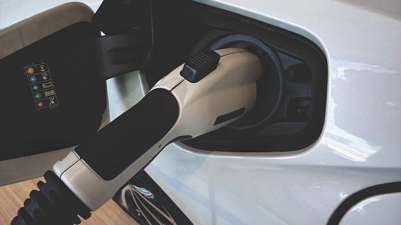 האם אפשר לטעון את הרכב עם שקע חשמל ביתי רגיל