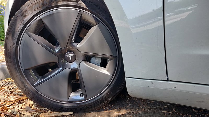 חוק המקרקעין לגבי עמדת טעינה לרכב חשמלי