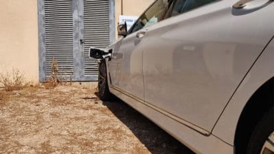 טעינת רכב חשמלי בתוך בניין