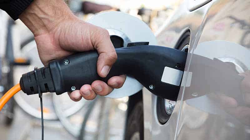 כמה עולה להטעין רכב חשמלי