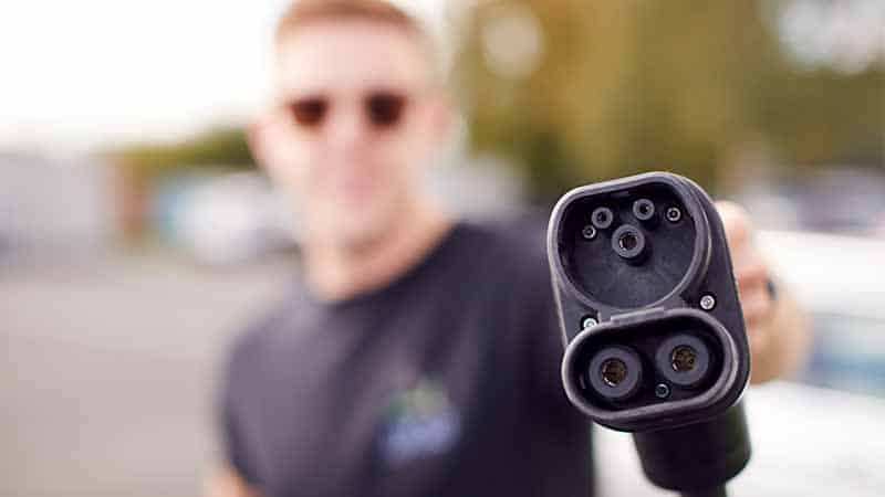 התקנת עמדת טעינה לרכב חשמלי