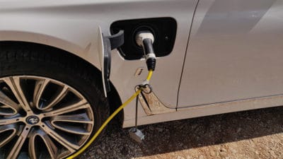 סכסוכי שכנים על עמדת טעינה לרכב חשמלי בחניון הבניין