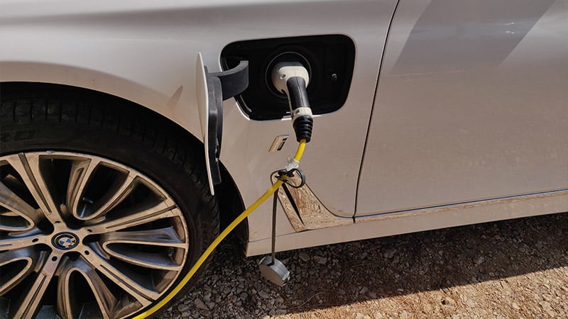 סכסוכי שכנים על עמדת טעינה לרכב חשמלי בחניון הבניין